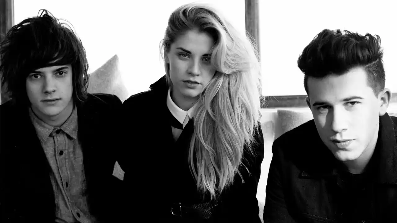 Wallpaper by London Grammar